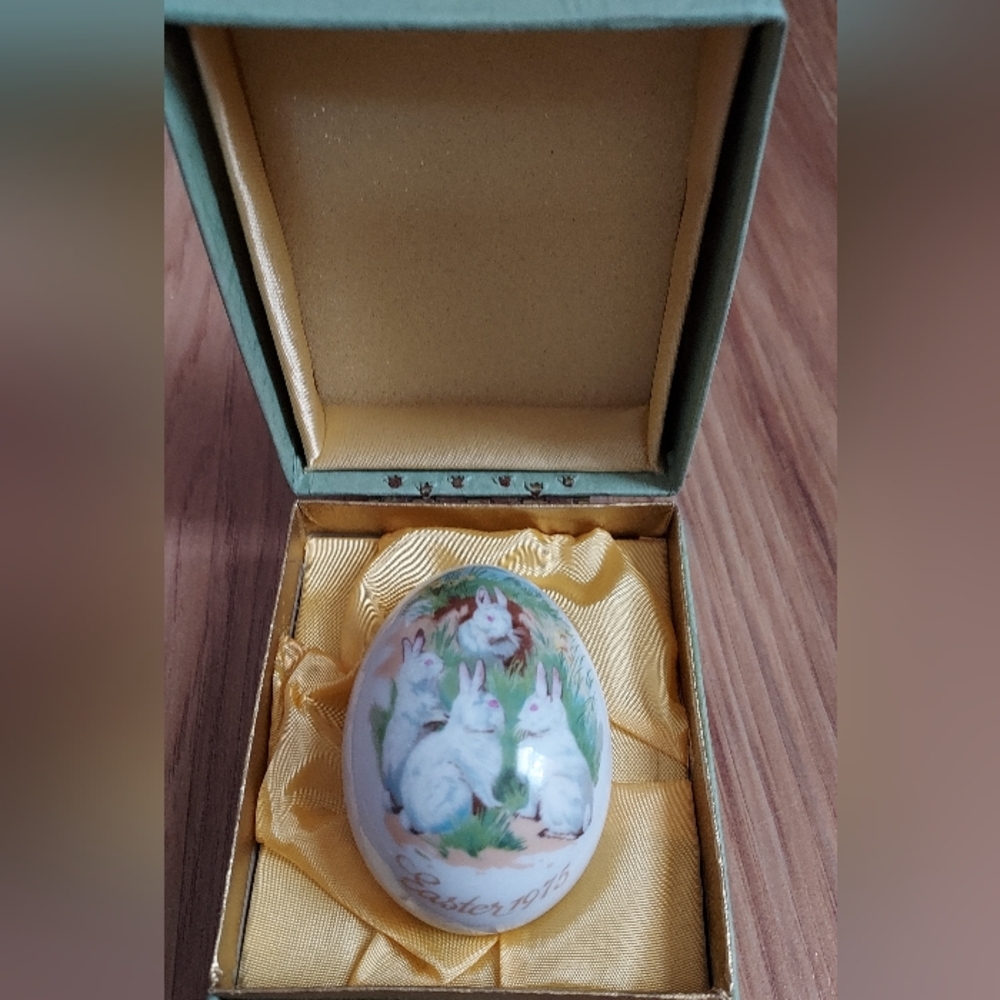 Royal Bayreuth Porcelain China Egg Easter 1975 Bunnies in Grass Germany Vintage
